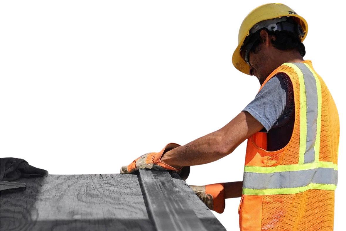 Trabajador de Grupo Eficiencia con casco y chaleco reflejante nivelando una viga