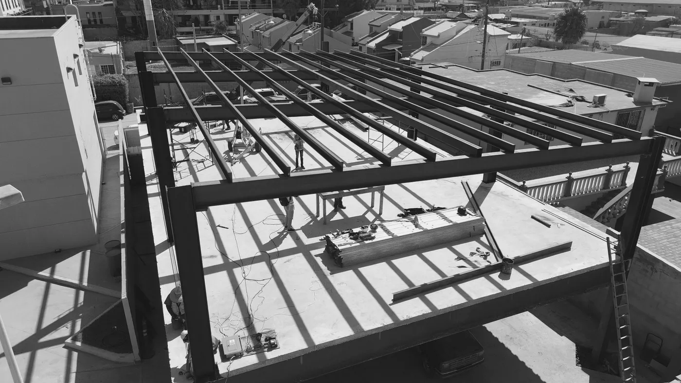 Estructura de acero ligera en proceso de montaje