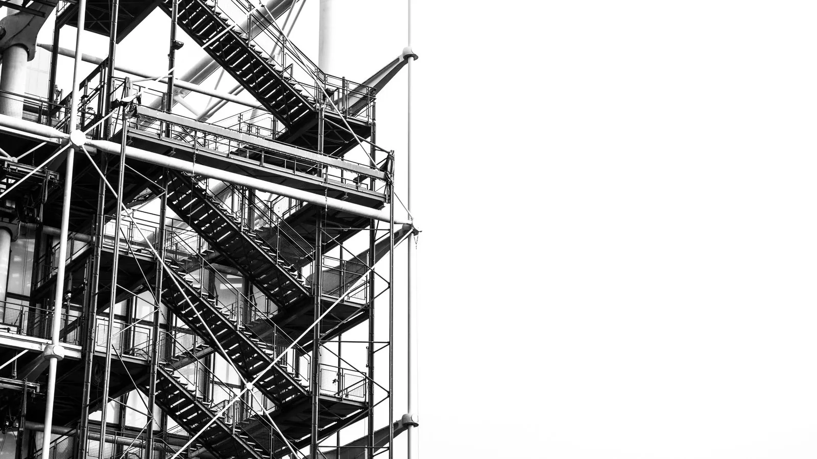 Andamios y escaleras en una instalación industrial